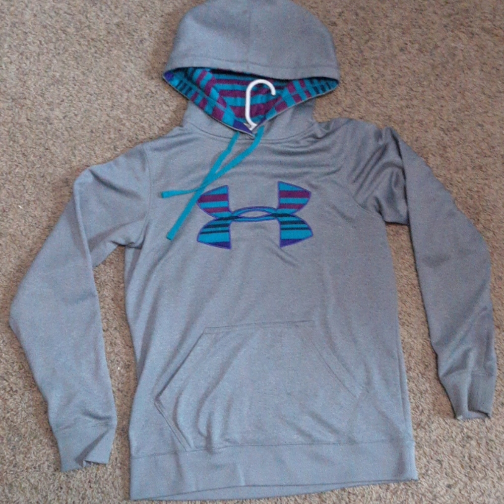 Under Armour Sweatshirt.  Very good condition! 😁